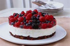 Rezept: Frischkäse-Torte mit gemischten Beeren