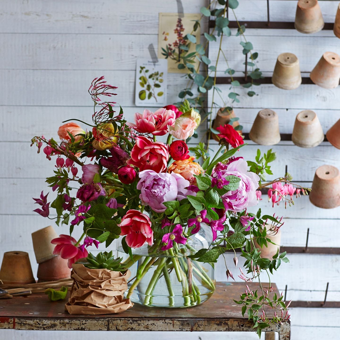Blumenstrauß von Livingat Home mit Pfingstrosen, Clematis, Tulpen, Mohn, Ranunkeln, Jasmin