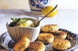 Rezept: Seelachs-Frikadellen mit Kräuter-Kartoffelsalat