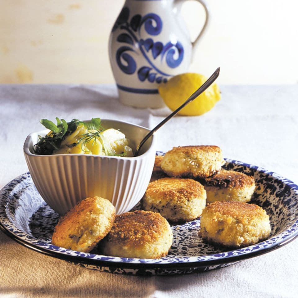 Seelachs-Frikadellen mit Kräuter-Kartoffelsalat Rezept - [LIVING AT HOME]