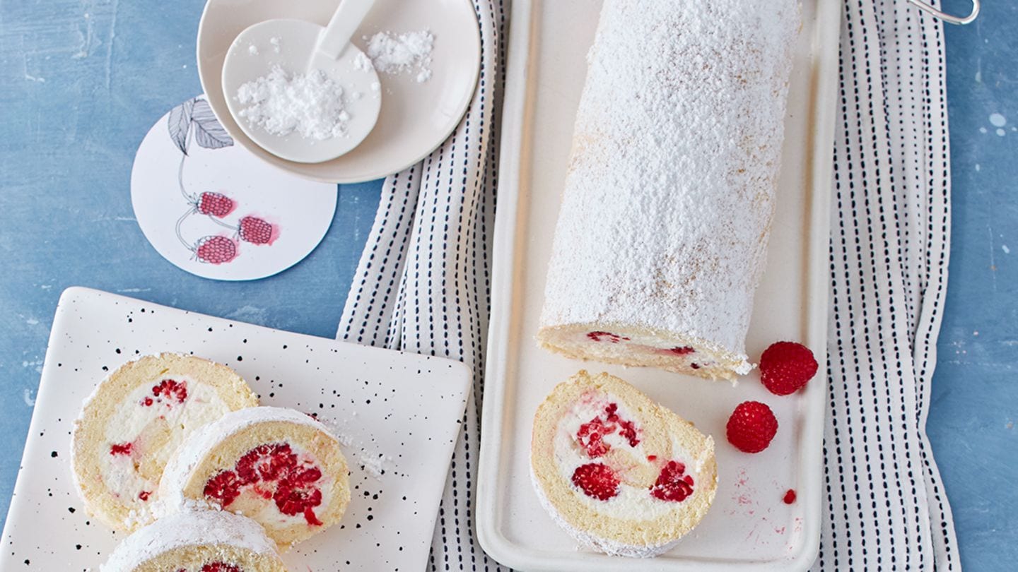Biskuitrolle Mit Quark Sahne Füllung Ohne Gelatine Himbeer-Quark-Biskuitrolle von Zucker, Zimt & Liebe: Rezept - [LIVING
