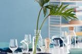 Wenn Gäste kommen: Tischdeko in Blau und mit Pflanzen
