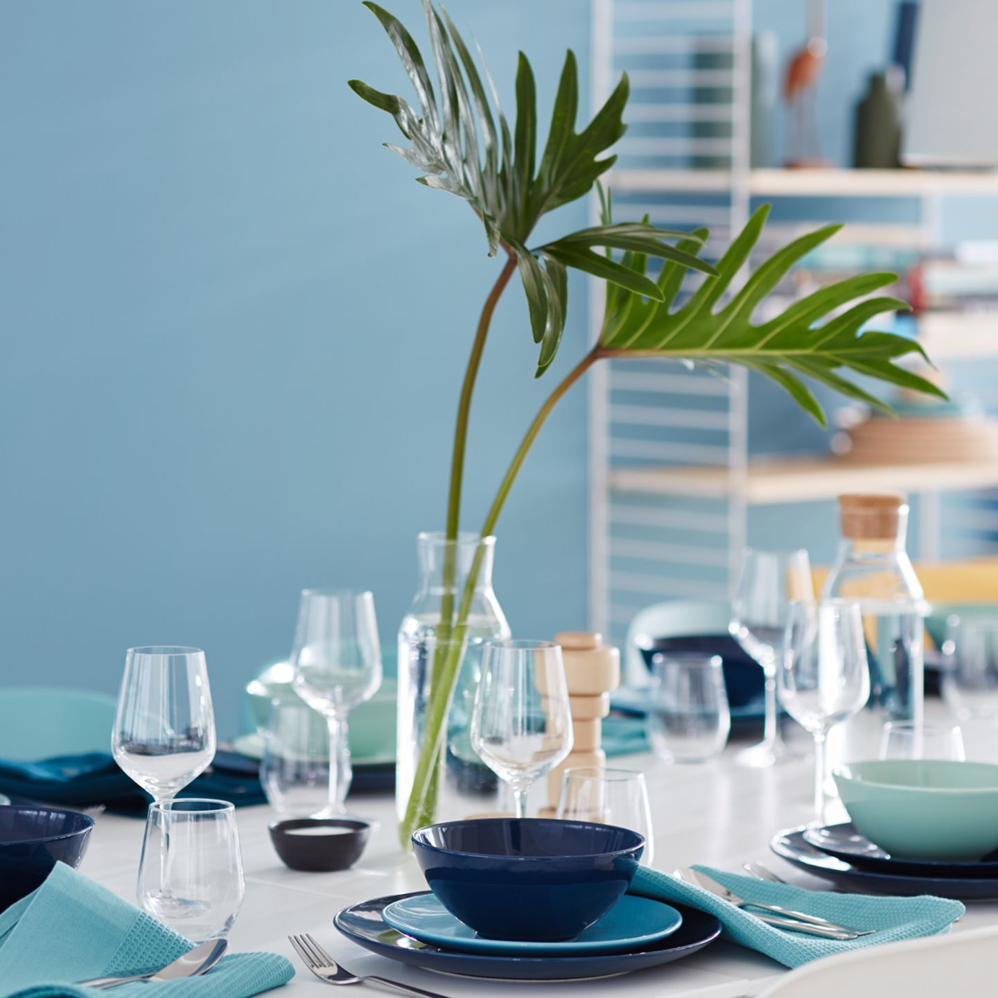 Wenn Gäste kommen: Tischdeko in Blau und mit Pflanzen