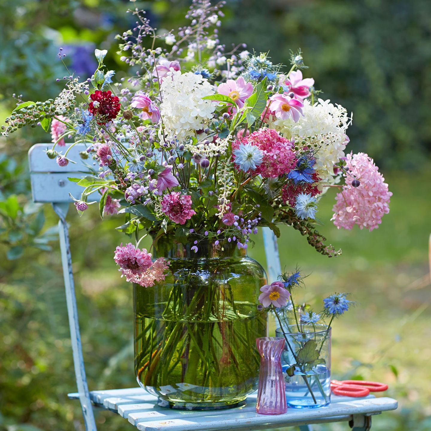 Blumenstrauss mit Hortensien, Wiesenrauten und Klee
