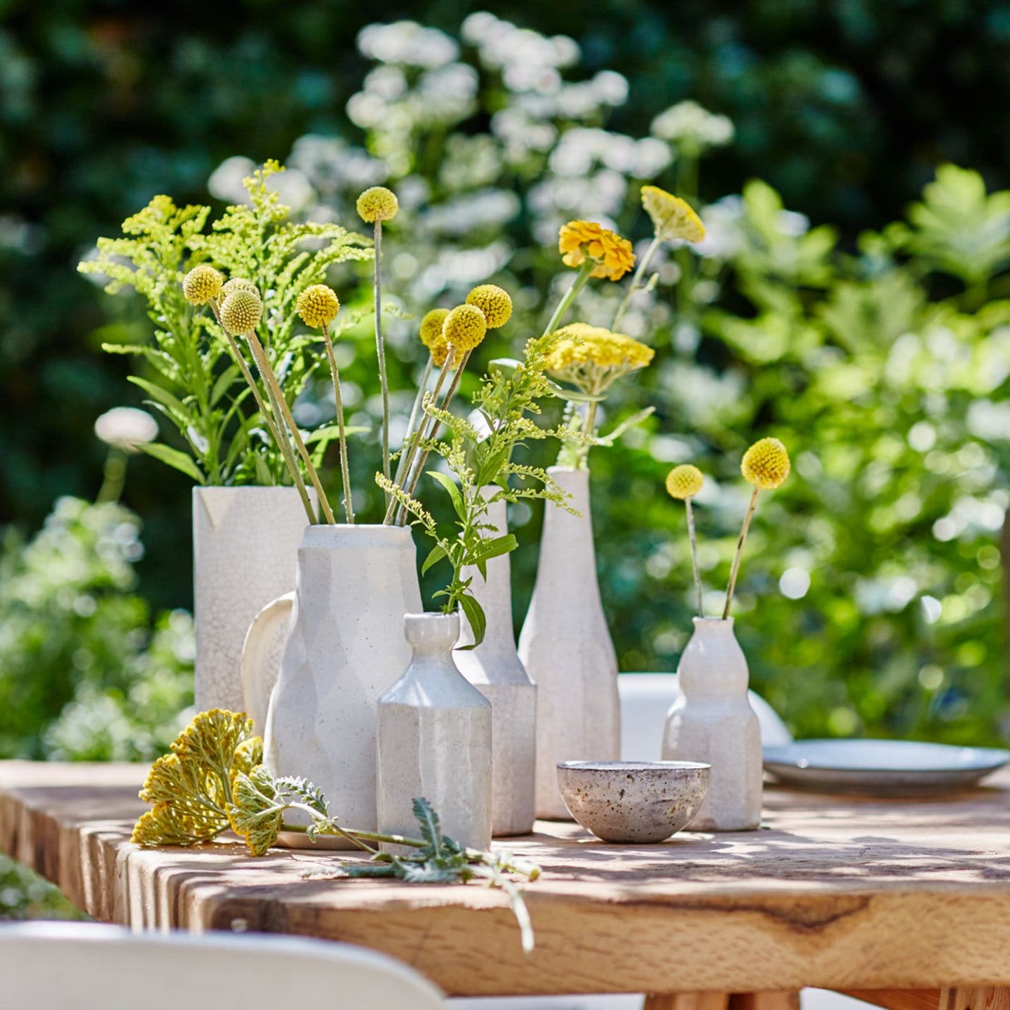 Tischdeko: Weiße Vasen