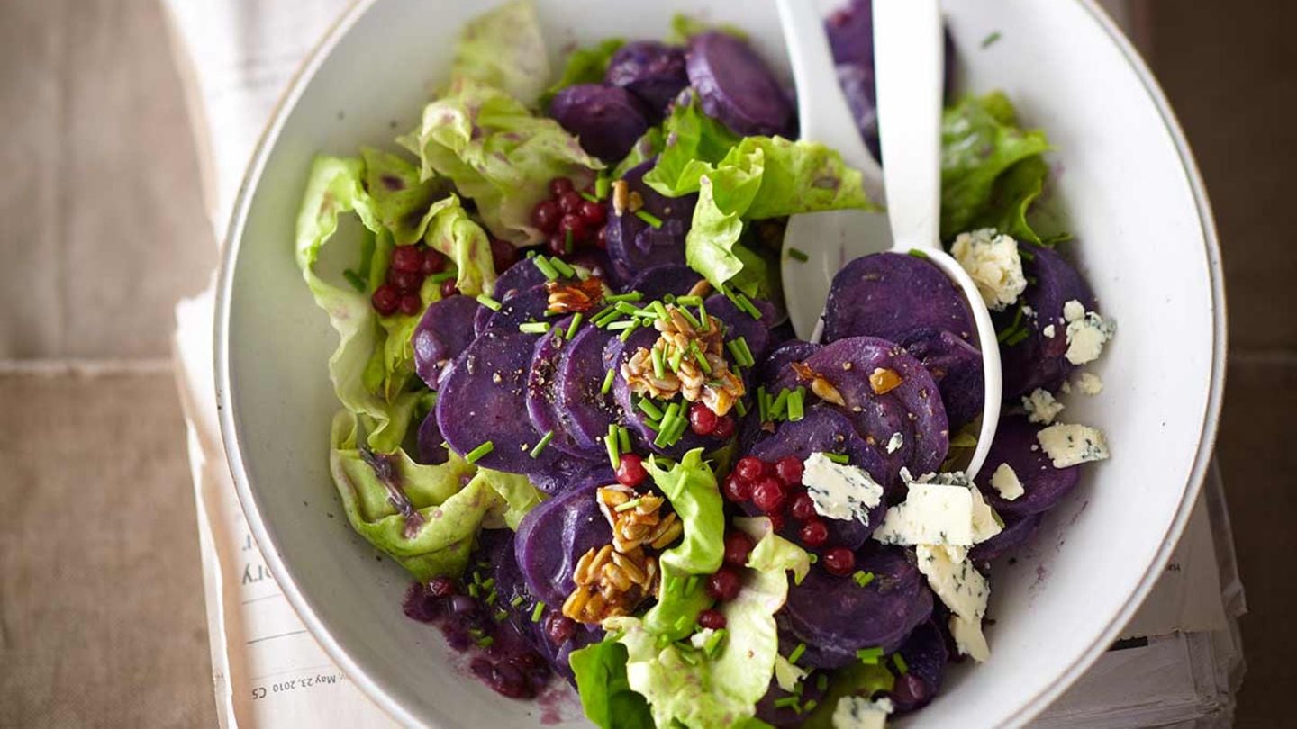 Blauer Kartoffelsalat mit Gorgonzola Rezept - [LIVING AT HOME]