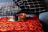Decke und Kissen für gemütliche Herbstabende