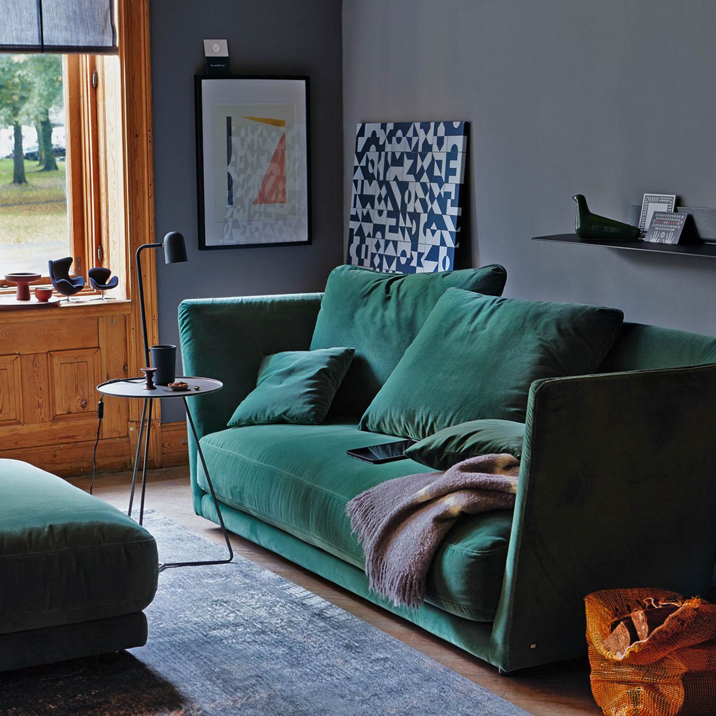 Moosgrünes Sofa mit Samtbezug