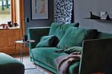 Moosgrünes Sofa mit Samtbezug