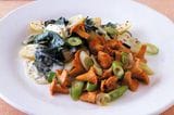 Mangold-Kartoffelsalat in Senfdressing mit gebratenen Pfifferlingen: Rezept