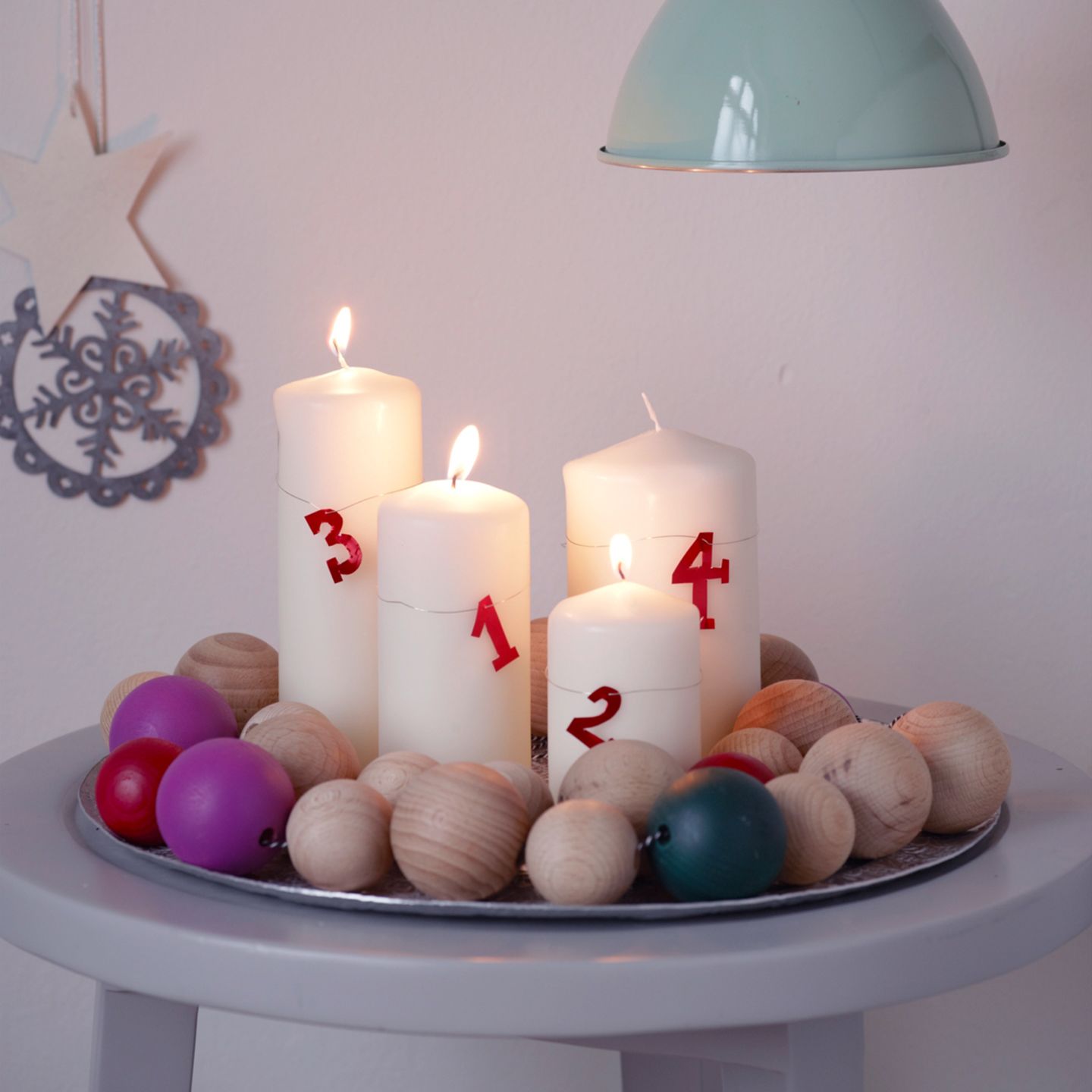 Adventskranz selber machen aus unterschiedlichen Kerzen und mit Holzkugeln