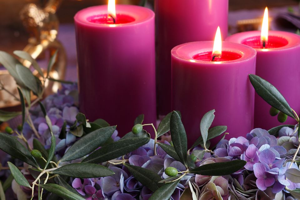 Adventskranz selber machen aus Hortensien und pinken Kerzen