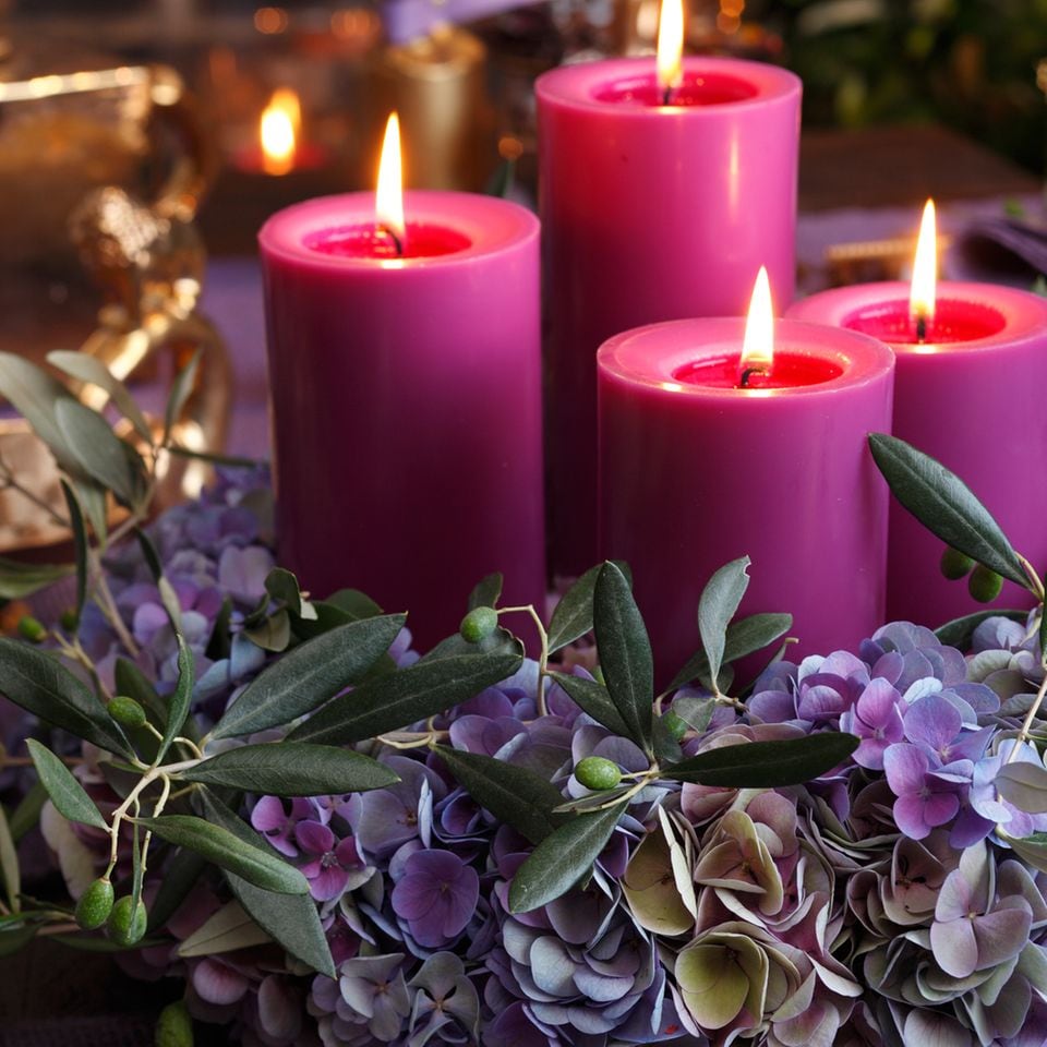 Adventskranz selber machen aus Hortensien und pinken Kerzen