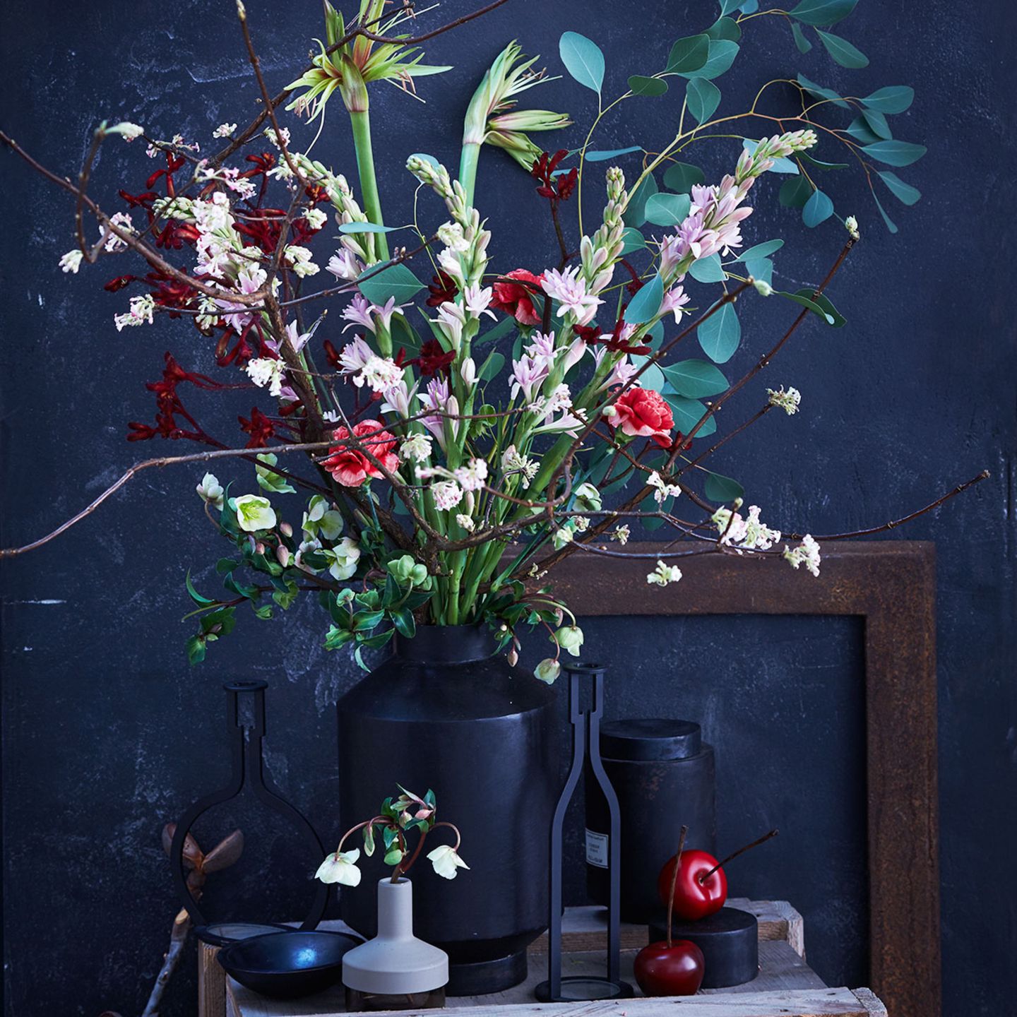 Blumenstrauß mit Amaryllis, Christrose, Eukalyptus von LIVING AT HOME