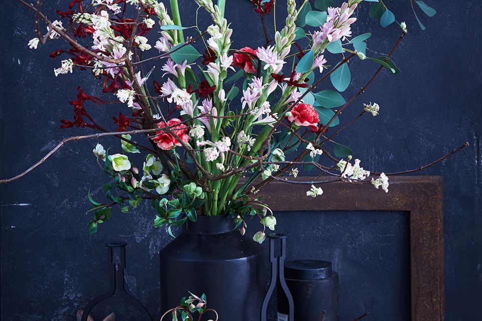 Blumenstrauß mit Amaryllis, Christrose, Eukalyptus von LIVING AT HOME