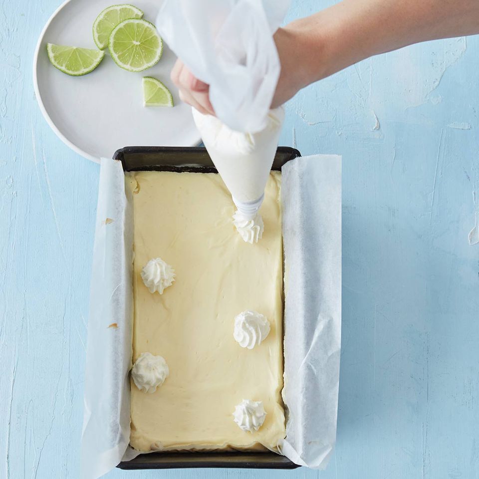 Lime-Cheesecake: Sahnetupfen spritzen