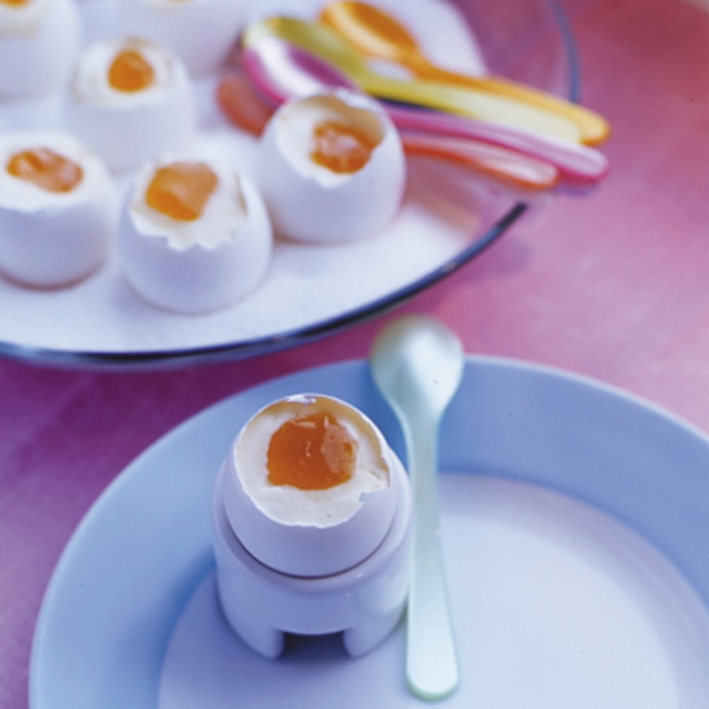 Rezept: Süsse Eier mit Jogurt und Aprikosen-Konfitüre