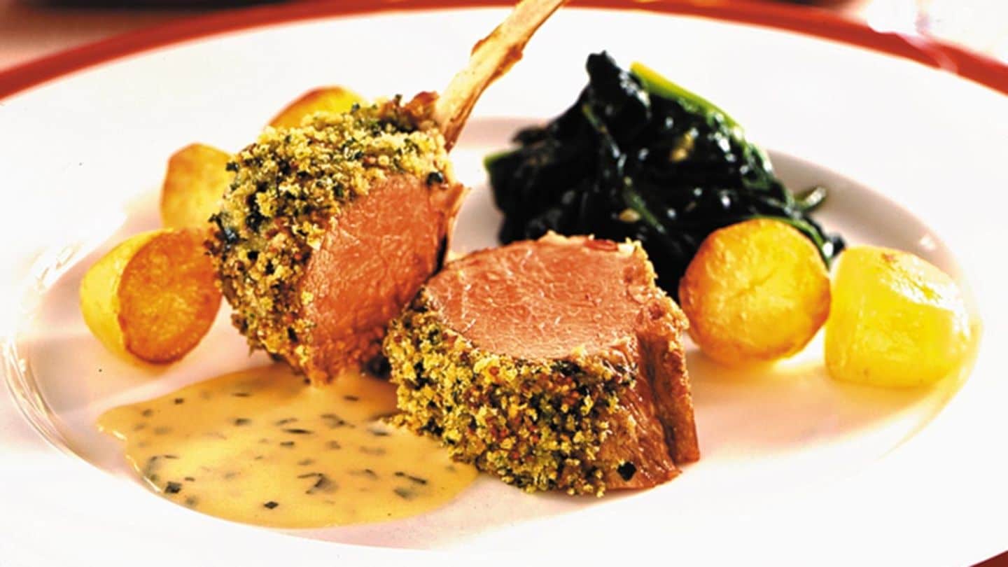 Lammkarree mit Senfkruste und Sauce Béarnaise Rezept - [LIVING AT HOME]