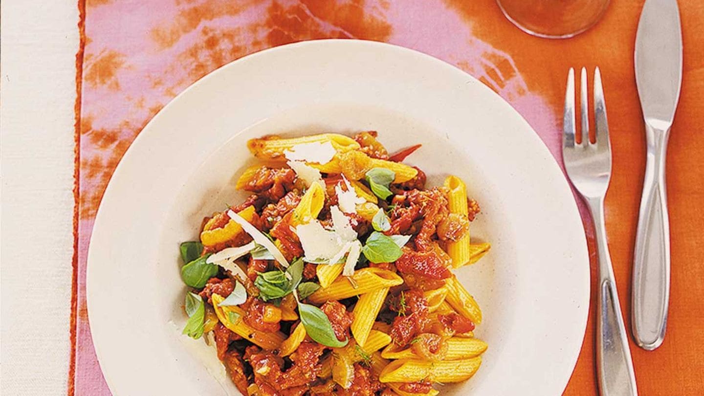Penne mit Salsicce-Tomaten-Sugo und Fenchel Rezept - [LIVING AT HOME]