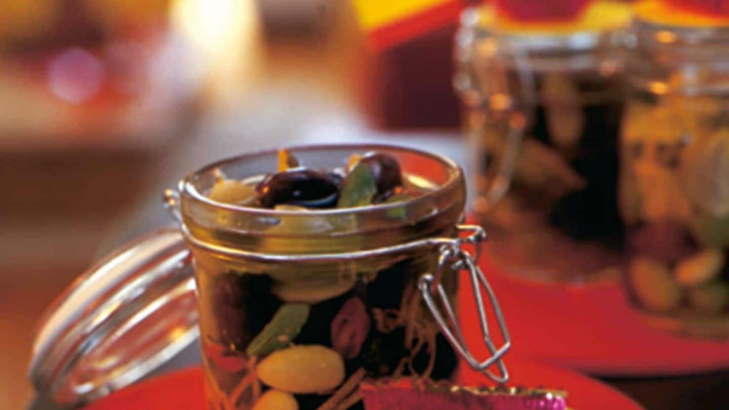 Eingelegte Kräuter-Oliven mit Knoblauch Rezept - [LIVING AT HOME]