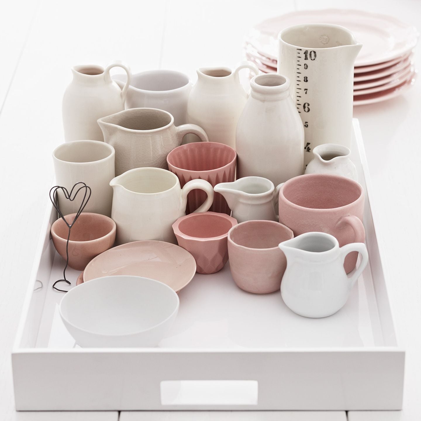 Keramikgefäße in Rosé und Weiß