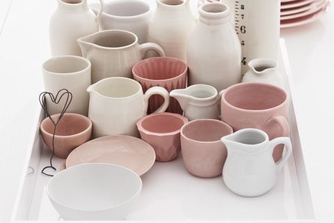 Keramikgefäße in Rosé und Weiß