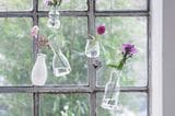 Schwebende Vasen als Fensterdeko