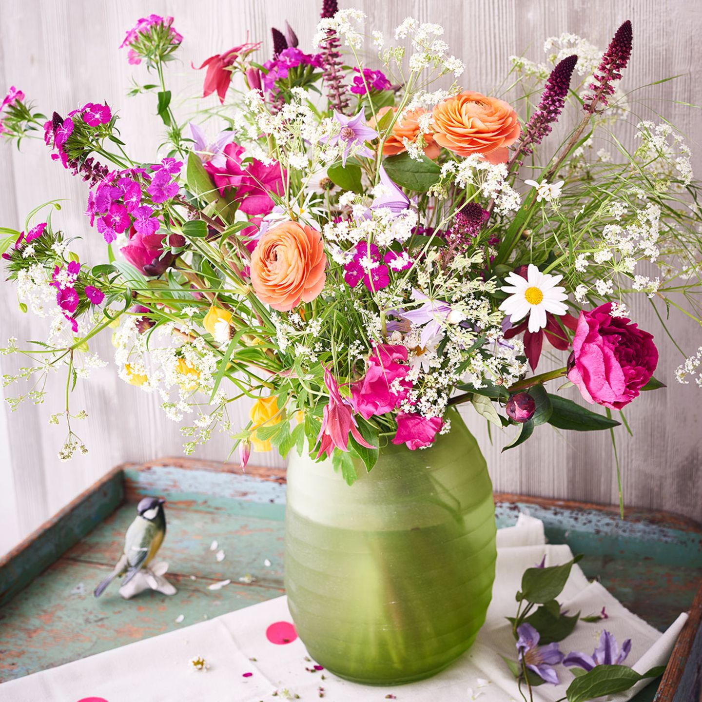Blumenstrauß mit Pfingstrosen von LIVING AT HOME
