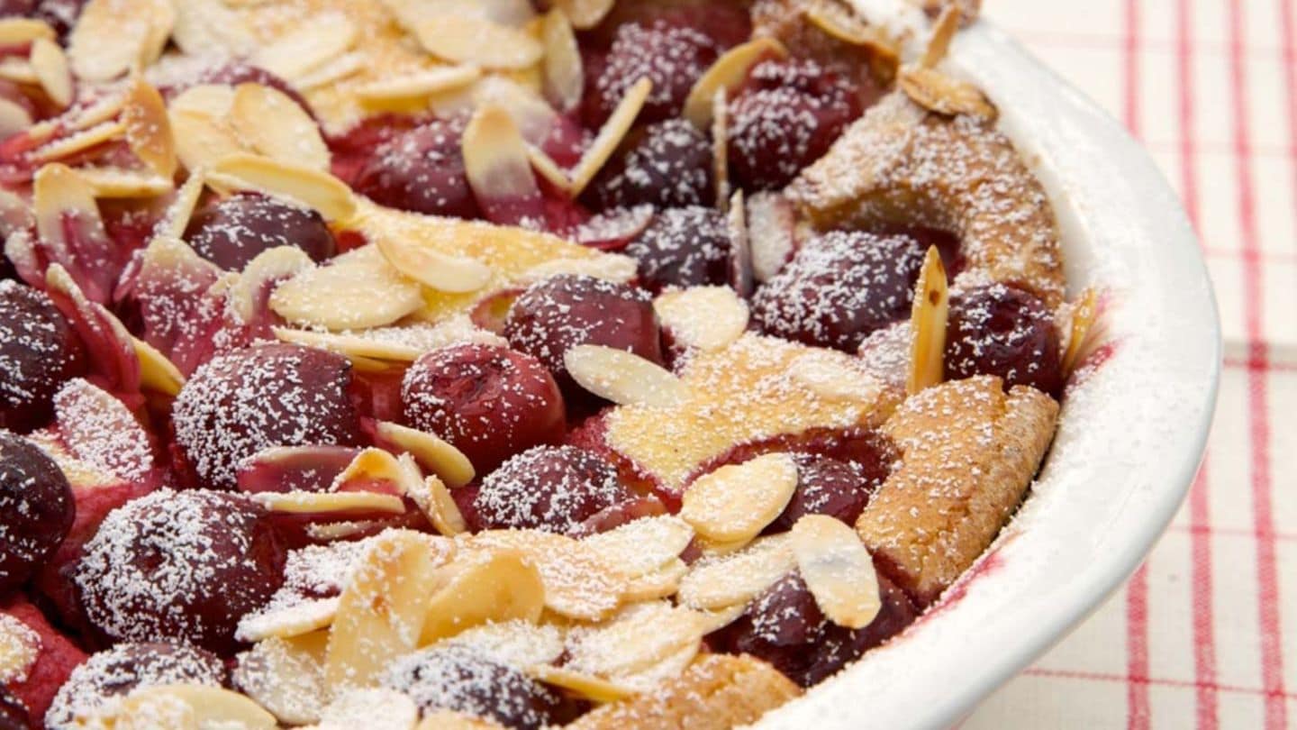 Anis-Grieß-Auflauf mit Kirschen und Mandeln Rezept - [LIVING AT HOME]