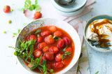 Erdbeer-Kaltschale mit Salz-Karamell-Mascarpone: Rezept