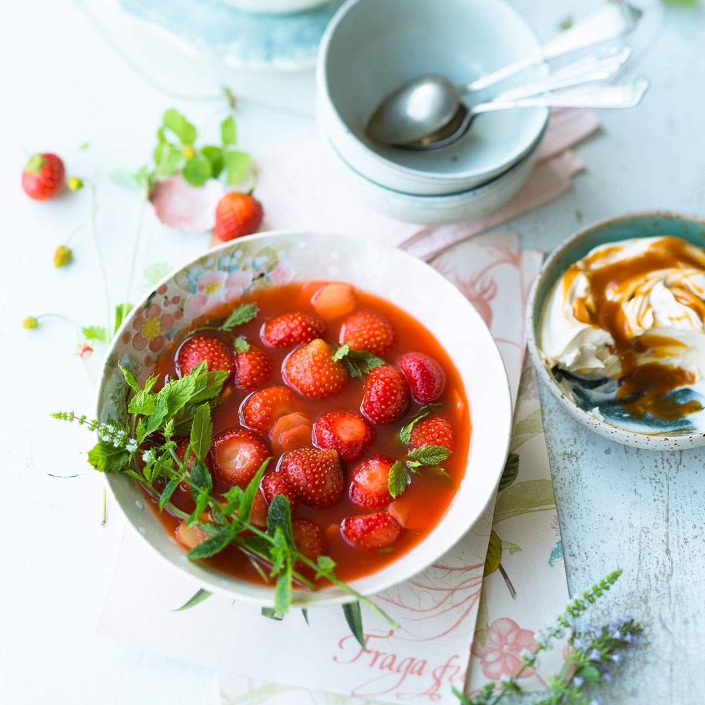 Erdbeer-Kaltschale mit Salz-Karamell-Mascarpone: Rezept