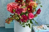 Blumenstrauß mit Rosen und Dahlien von LIVING AT HOME
