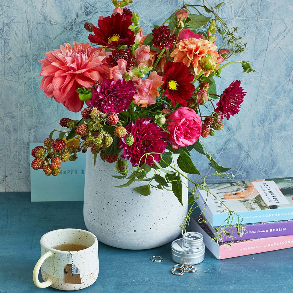 Blumenstrauß mit Rosen und Dahlien von LIVING AT HOME