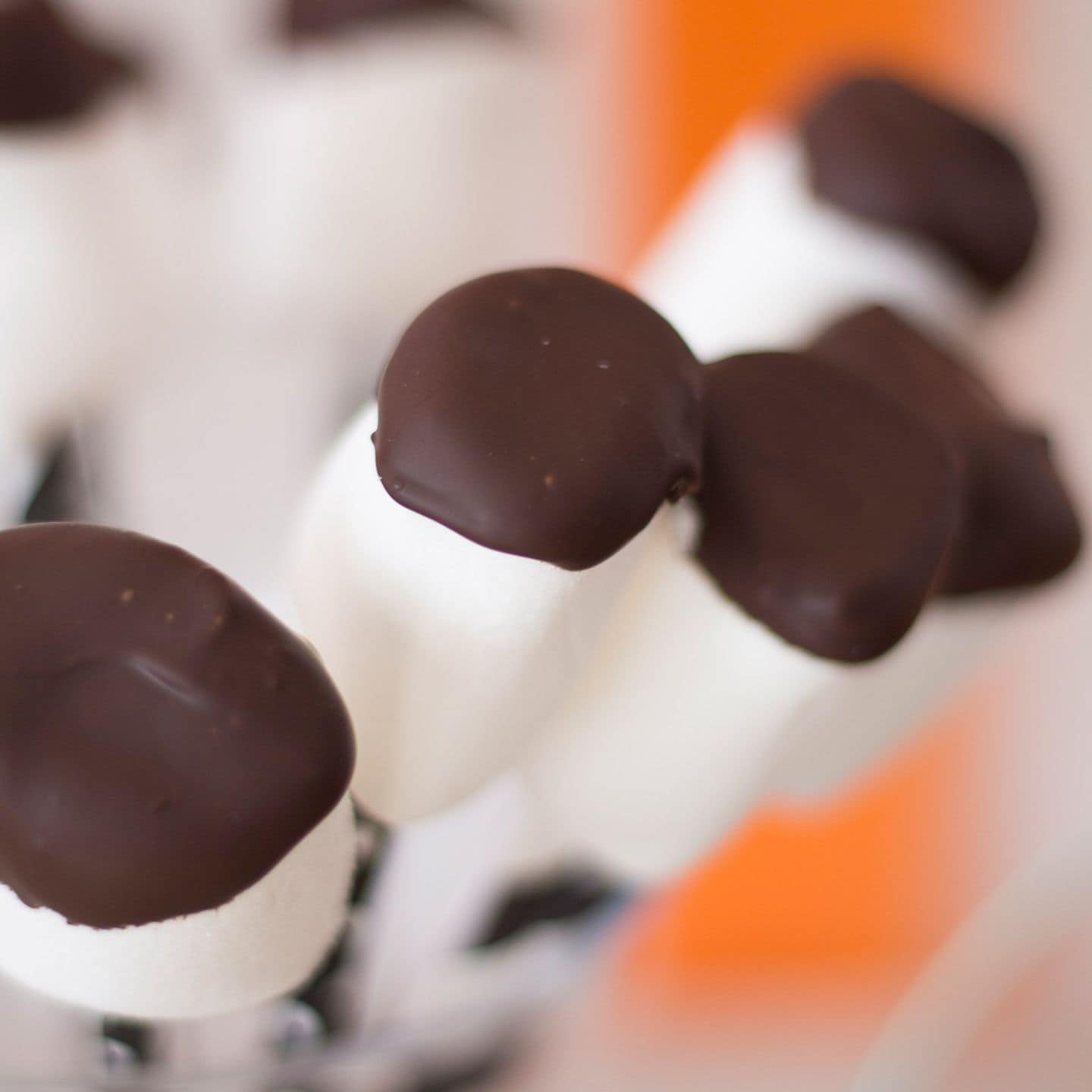 Marshmallows in Schokolade getunkt