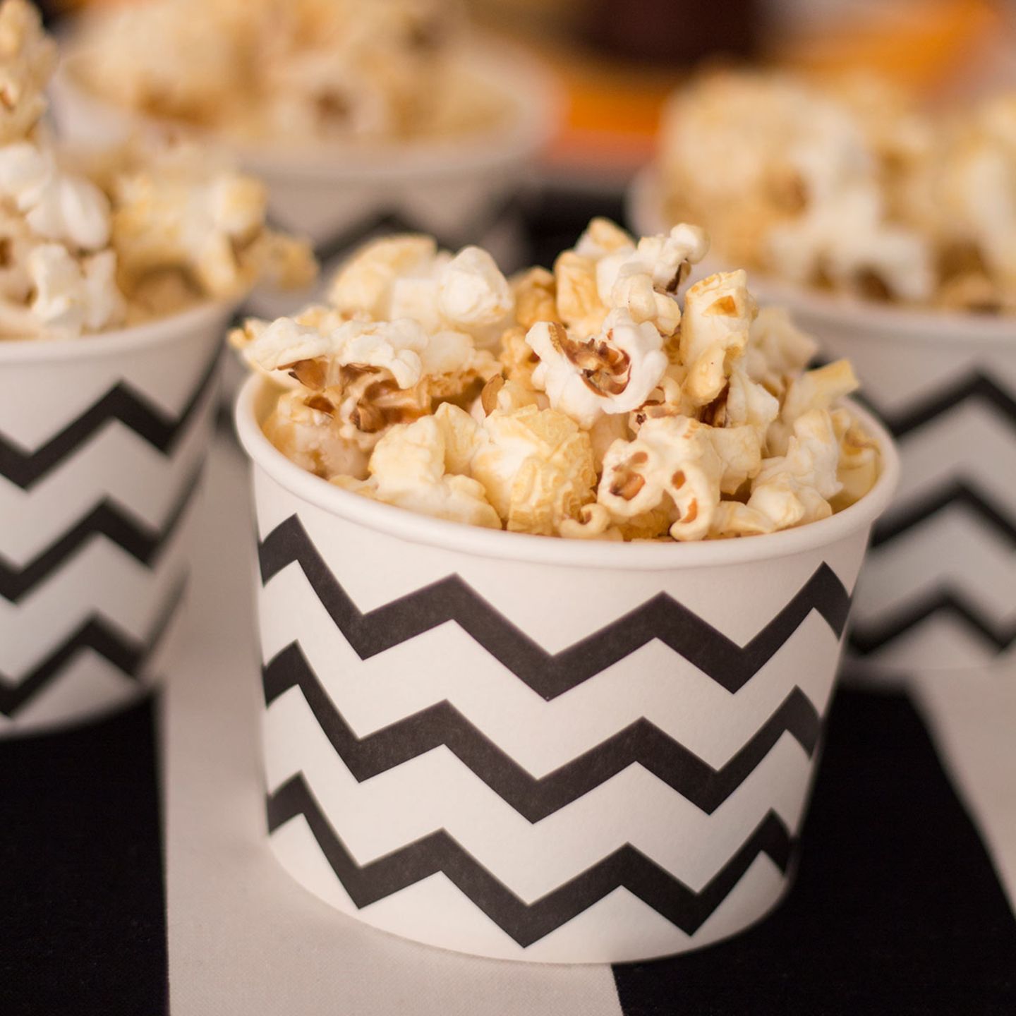 Schwarz-weiß gemusterte Schalen mit Popcorn