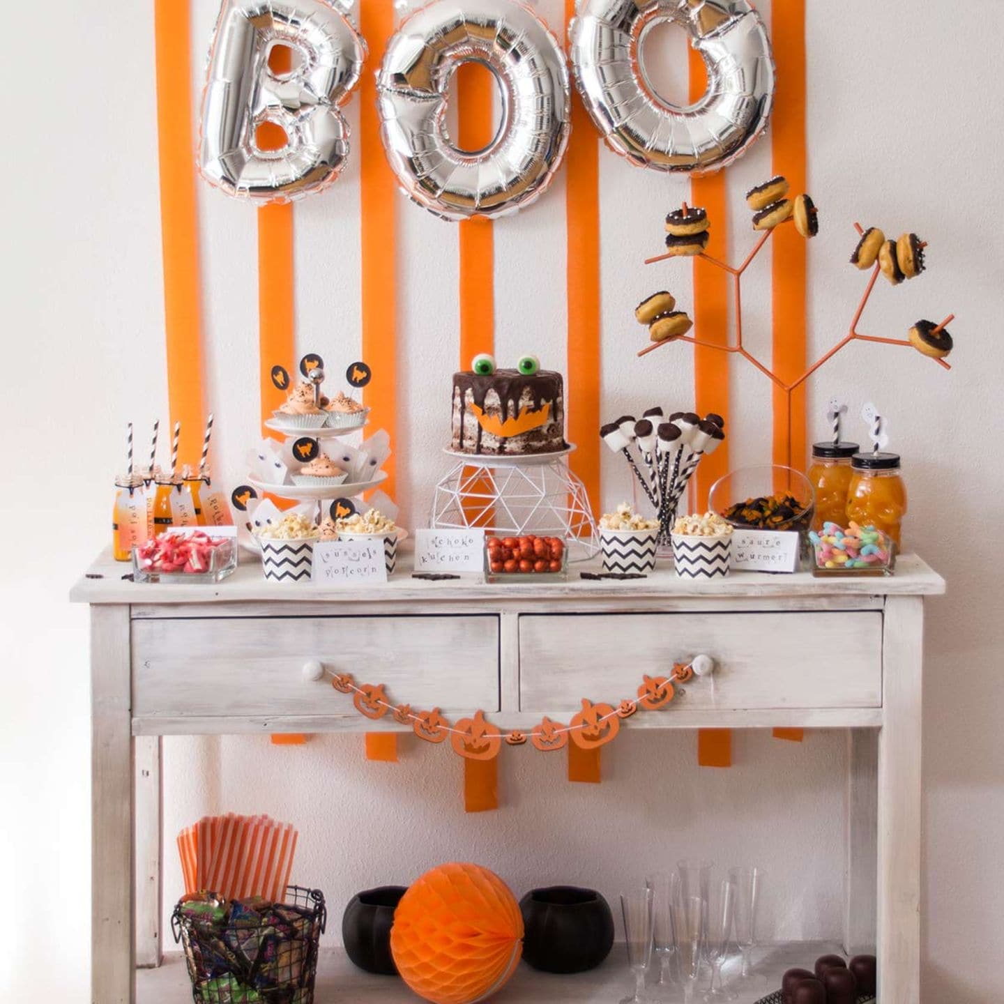 Halloween-Buffet in Schwarz, Weiß und Orange