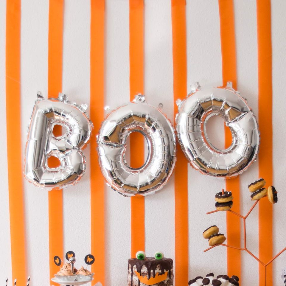 "Boo"-Ballons in silbermetallic