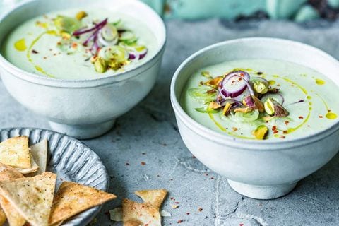 Kalte Avocado-Joghurt-Suppe mit Tortillachips