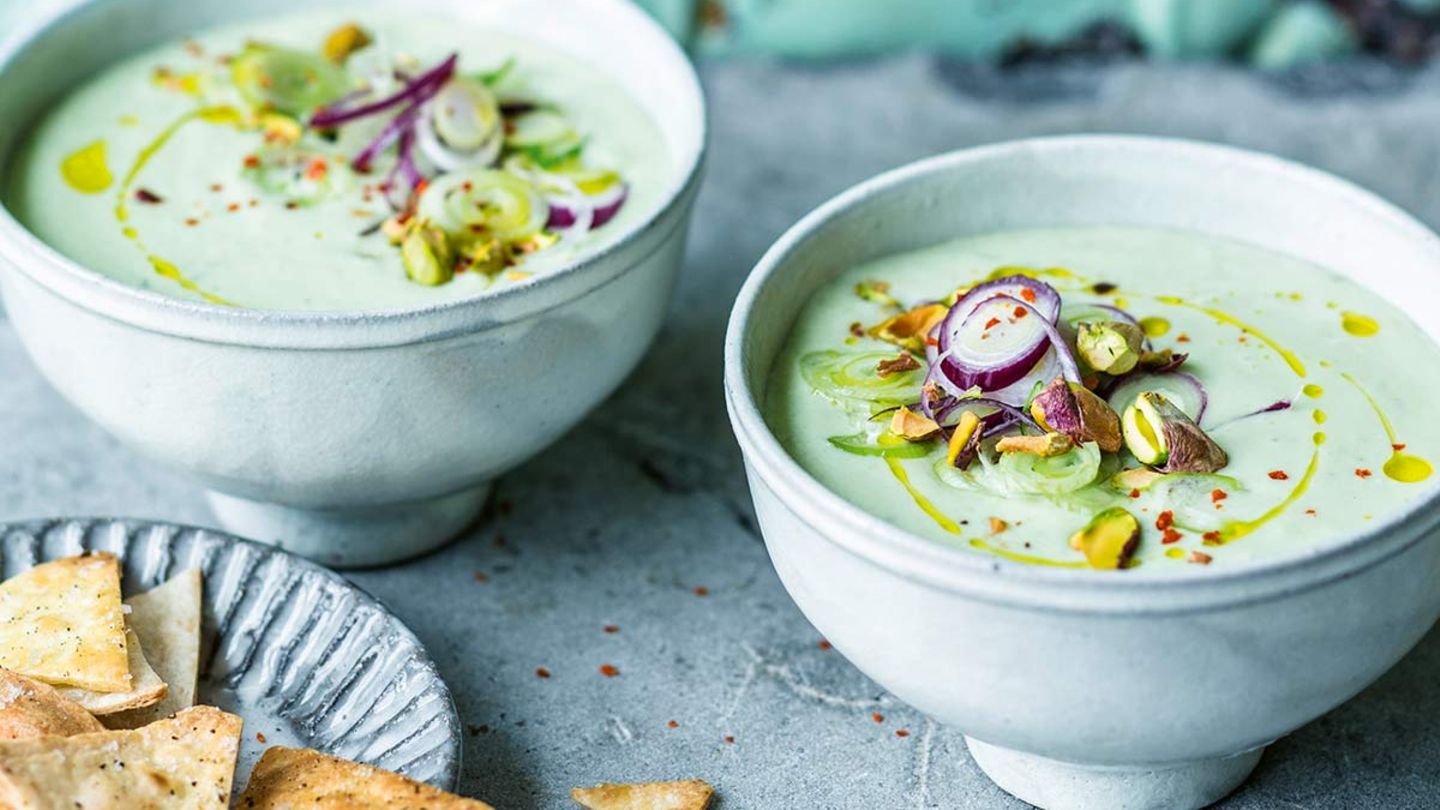 Kalte Avocado-Joghurt-Suppe mit Tortillachips: Rezept - [LIVING AT HOME]