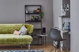 Wohnzimmer mit Samtsofa und Eames Chair
