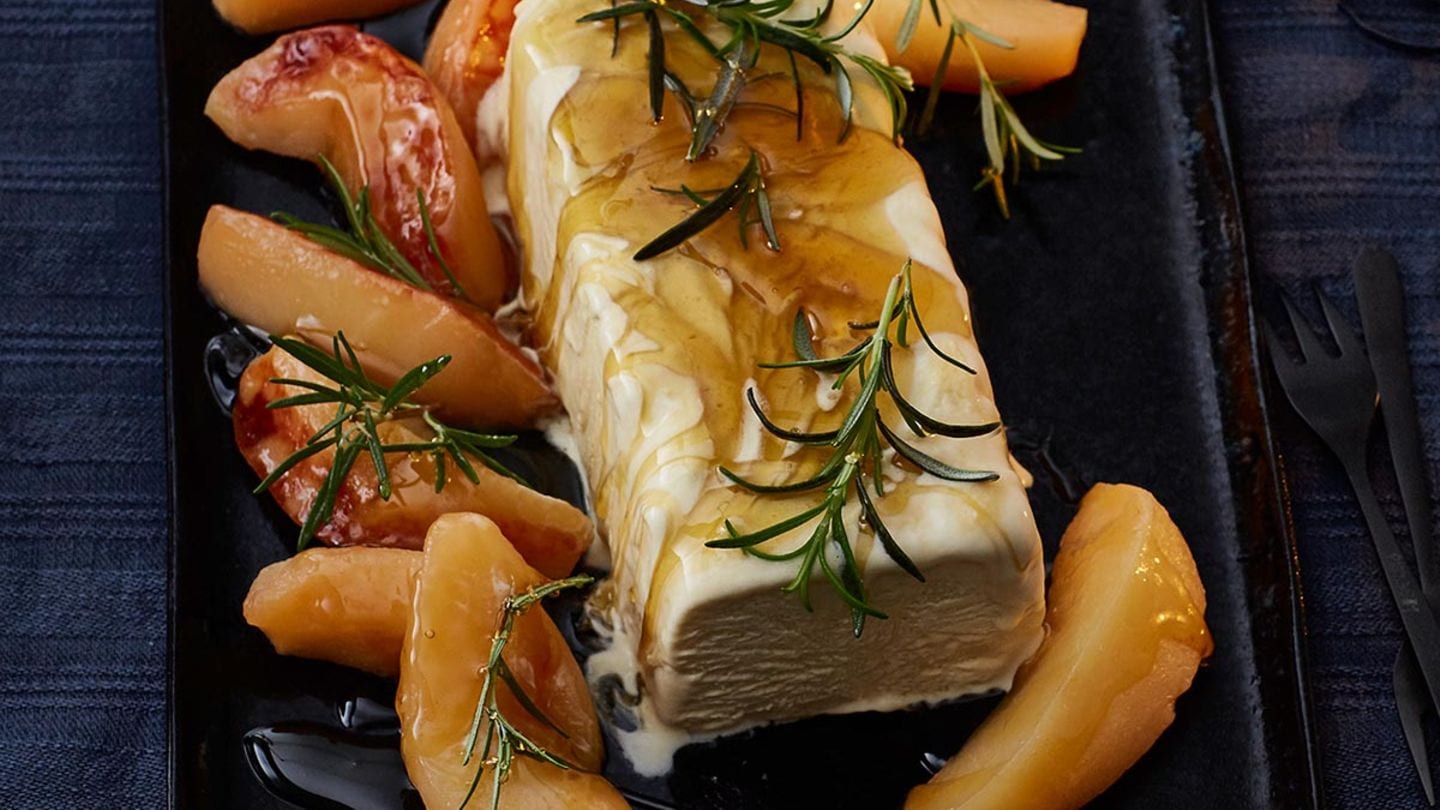 Honig-Rosmarin-Parfait mit geschmorten Quitten: Rezept - [LIVING AT HOME]
