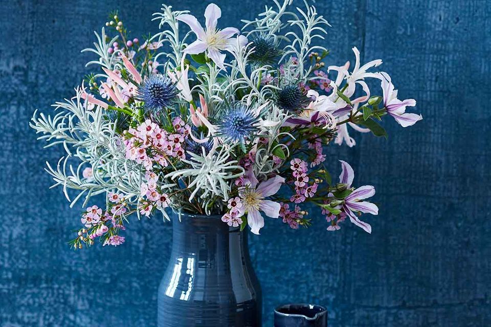 Blumenstrauß mit Clematis-Waldrebe von LIVING AT HOME