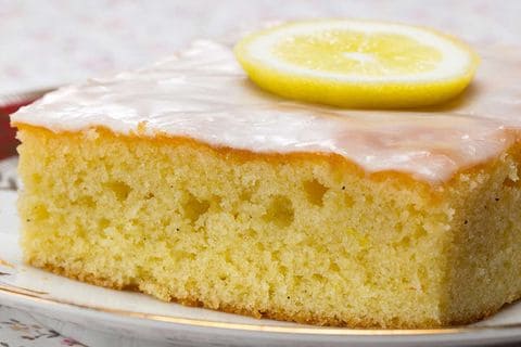 Saftiger Zitronenkuchen vom Blech mit Zuckerguss: Rezept