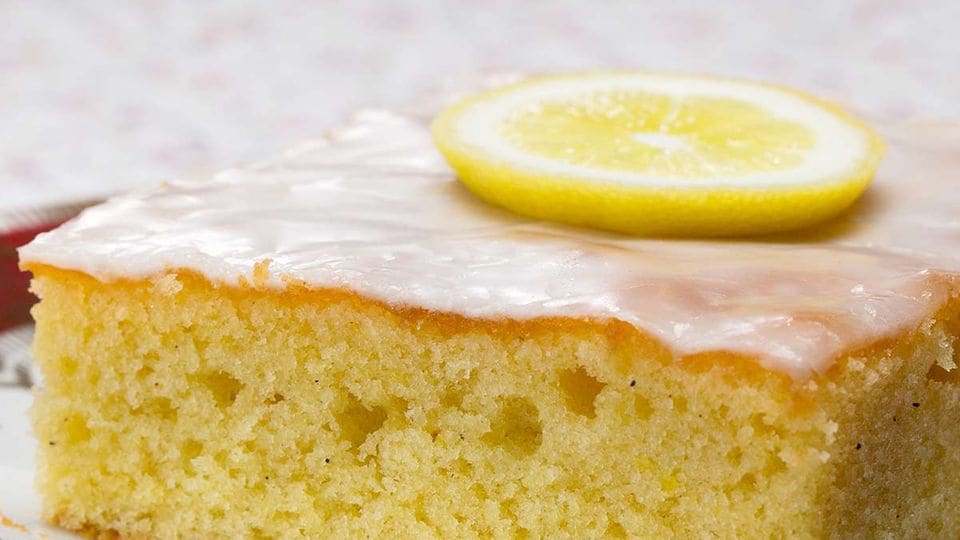 Saftiger Zitronenkuchen vom Blech mit Zuckerguss: Rezept