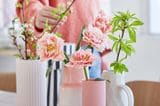 Tulpen und Vasen in Pastelltönen