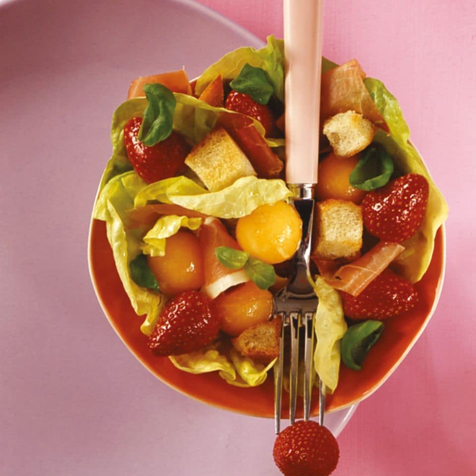 Erdbeer-Melonen-Salat mit Schinken