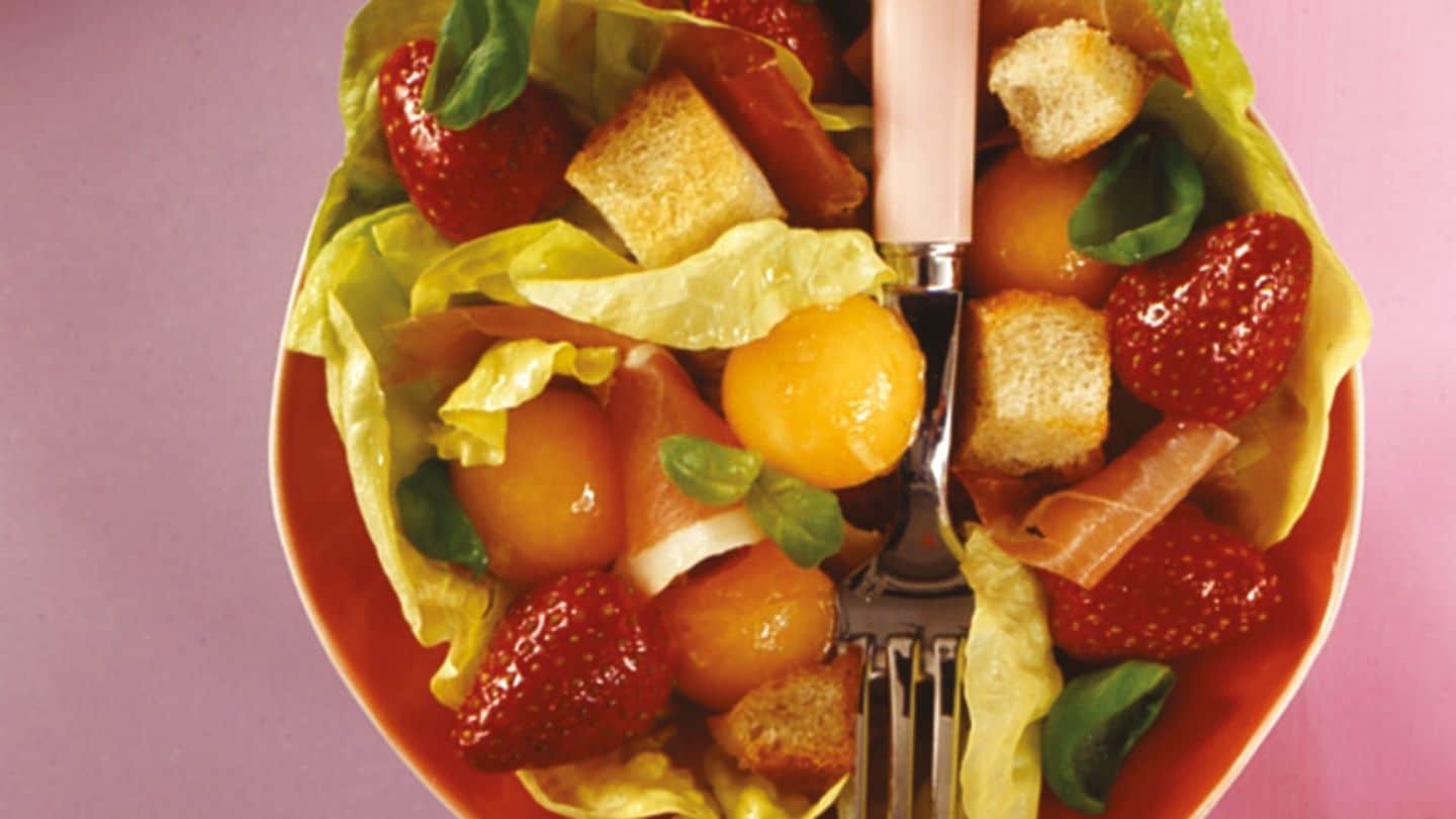 Erdbeer-Melonen-Salat mit Schinken Rezept - [LIVING AT HOME]