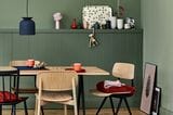Wandfarbe: Grün mit Möbeln aus Holz