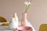 Wandfarben: Vasen in Rosa vor Wand in Hellbraun