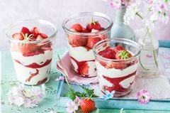 Vanillemousse mit marinierten Erdbeeren: Rezept